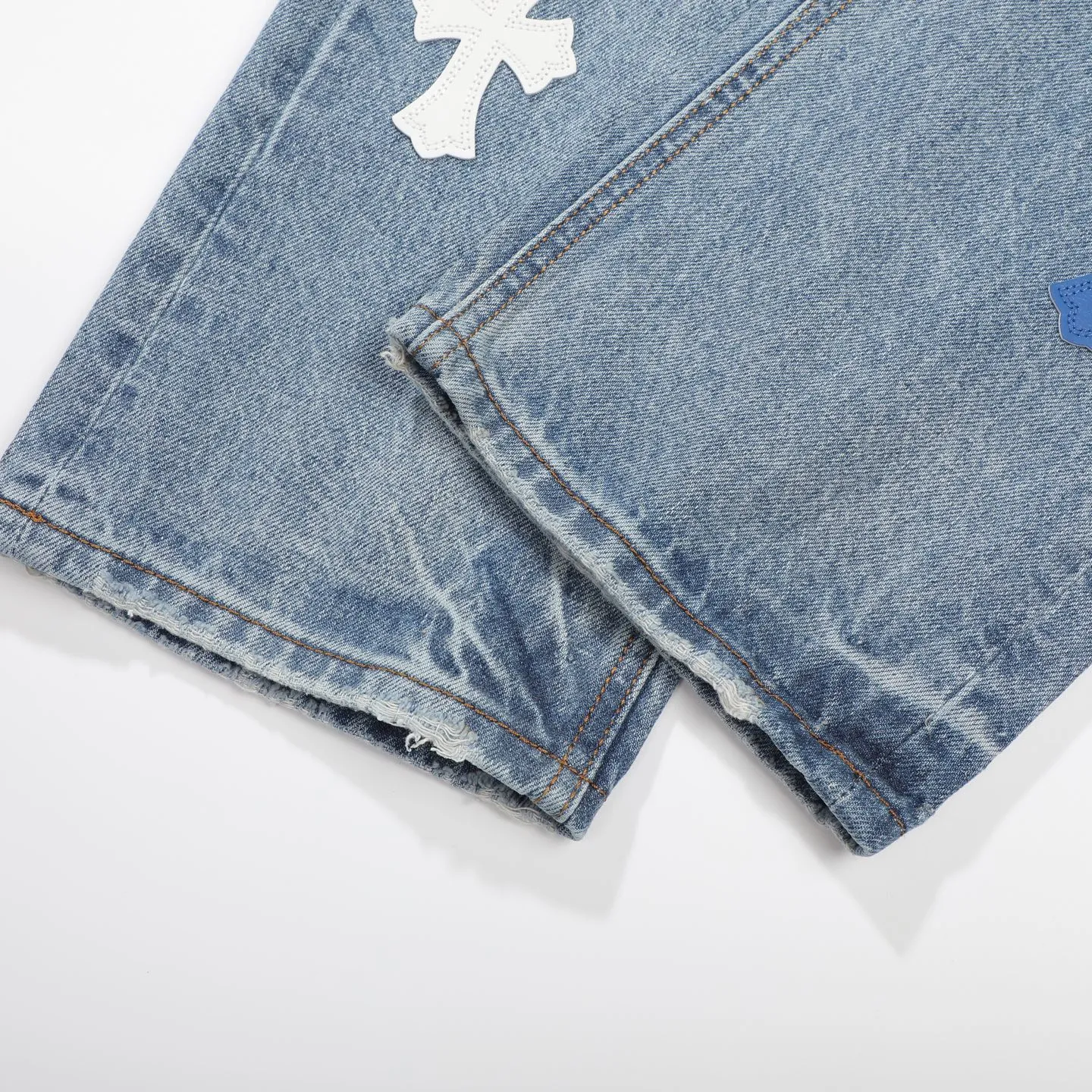 P270 Chrome Hearts CH Cross embroidered distressed jeans Top ceiling quality 100% version correct version is coming!  Believe me this must be the best quality you will ever come across! ! Excellent value for money! !  Styles with different washes and textures are very friendly to people with thin legs and thick legs. The straight version is very flattering to the shape of the legs. The moderate length is timeless and easy to match. It is the basis of various styles and a must-have in the wardrobe! ! Add a little stacking to easily control this year's popular clean fit fabric. The fabric is stiff but the upper body is soft without losing texture. The sides and cuffs of some styles have a bone-wash effect. It's really hard not to love it! The outfit effect is immediate! ✅Correctly customize the Croxin metal leather label on the back panel. It is not sold directly with the cross on the finished jeans. 1:1 copying strives for excellence and the details are perfectly grasped. ✅The cross leather label is clear and smooth. Exquisite turning top craftsmanship. ✅Buttons, zippers and hardware are all customized versions of the Croxin LOGO. ✅High-cost washing process. Size: 28 30 32 34 36 (5 sizes)